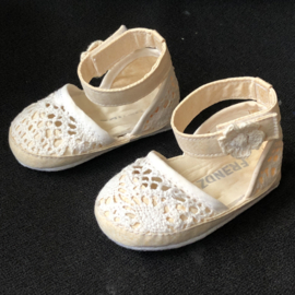 Katoenen  poppenschoentjes roomkleur 10,5 x 5  cm.