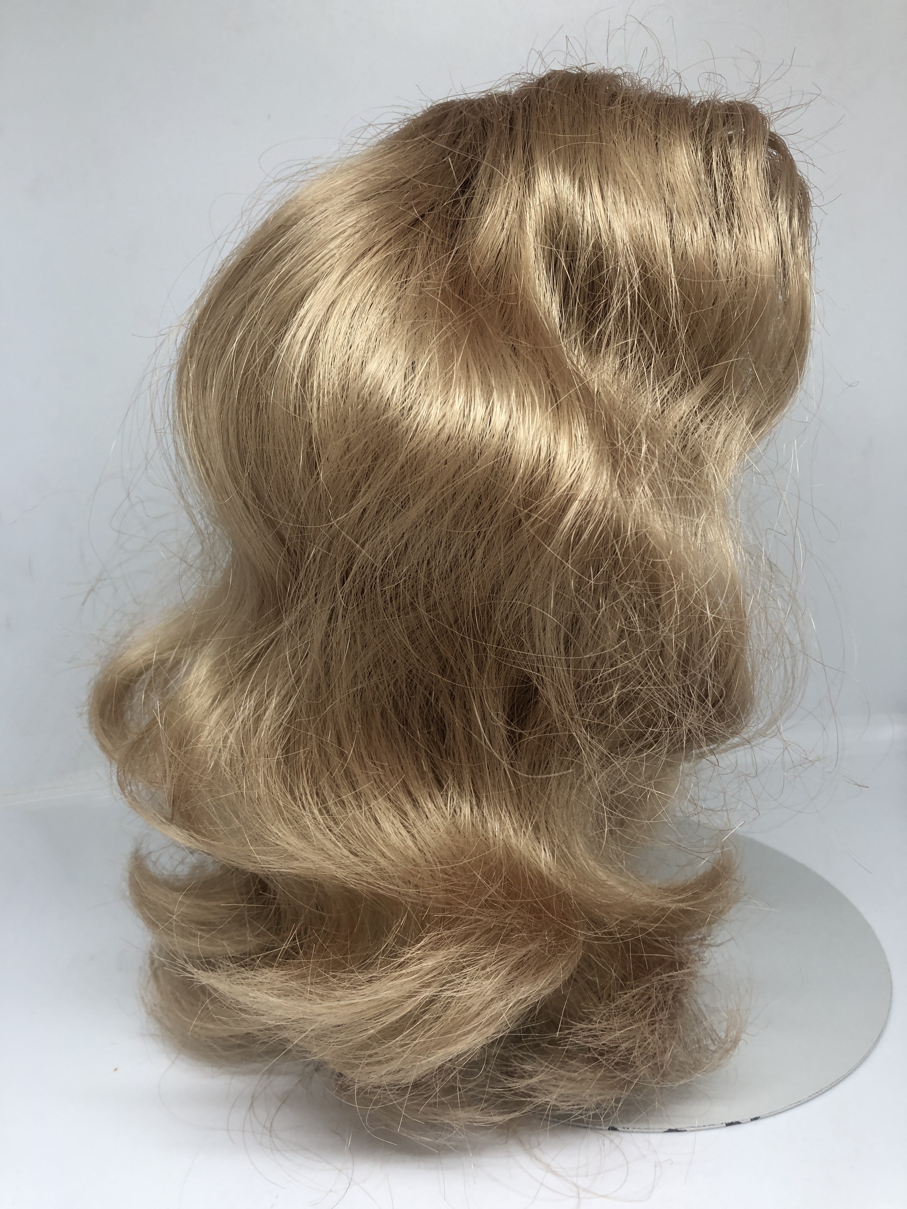 Poppen pruik kunsthaar omtrek 24 cm, blond.