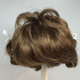 Pruik kunsthaar omtrek 35 tot 37  cm, middenbruin.