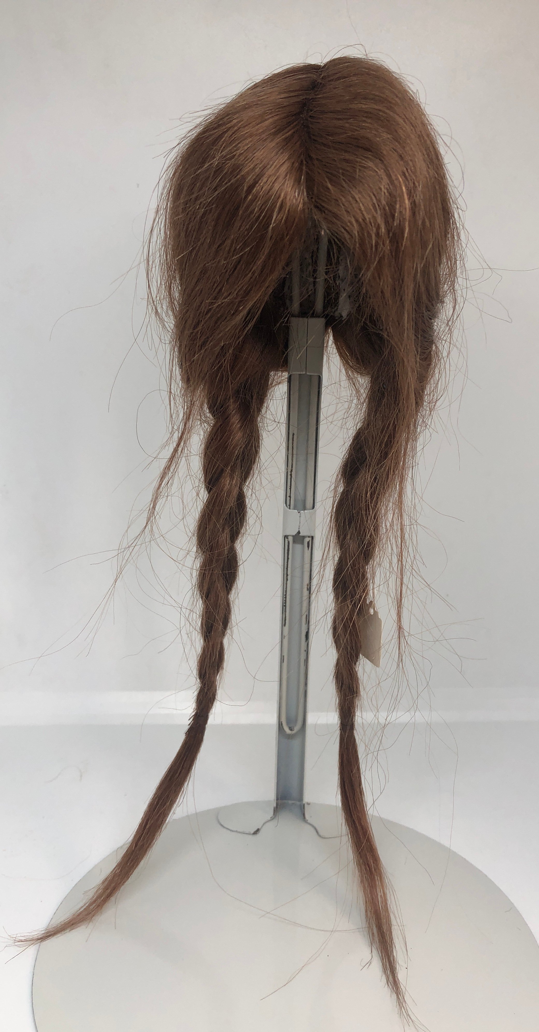Poppen pruik echthaar omtrek 25 cm, bruin.