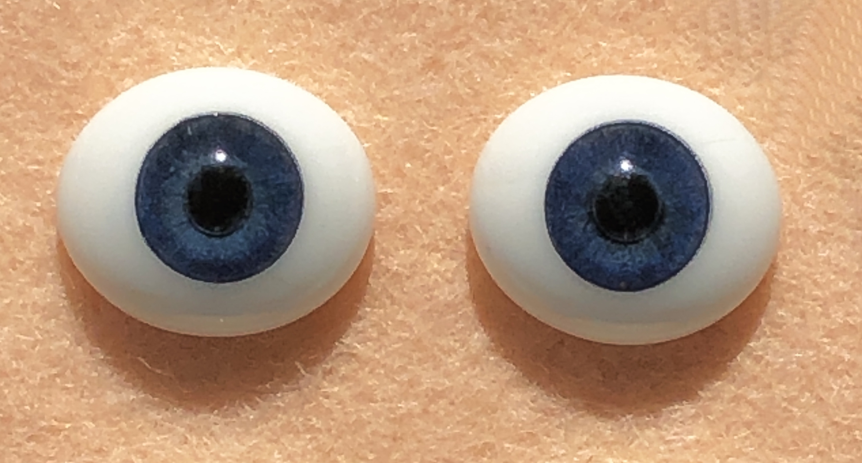 Ovale blauwe of donkerbruine glasogen 18 mm breed   - glazen ogen - paperweight poppenogen.