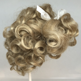 Glorex poppen pruik kunsthaar omtrek 35 tot 37  cm, middenblond.