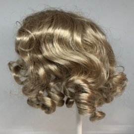 Poppen pruik kunsthaar omtrek 28 tot 30  cm, middenblond.
