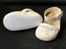 Katoenen  poppenschoentjes roomkleur 10,5 x 5  cm.