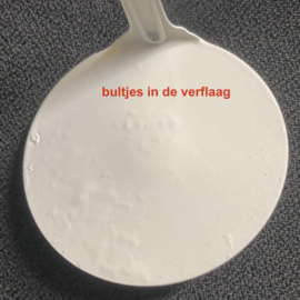 Standaard voor tienerpoppen \  Kaiser barbiestandaard wit met bultjes in de verflaag.