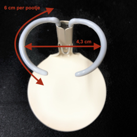Metalen poppenstandaard met een 7,5 tot 10 cm hoge klem.