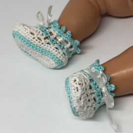 Gehaakte schoentjes voor babypop met voetjes van 6 à 7 cm lengte.