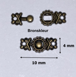 1 mini metalen sluiting voor poppenkleertjes 1 cm breed in bronskleur of zilverkleur