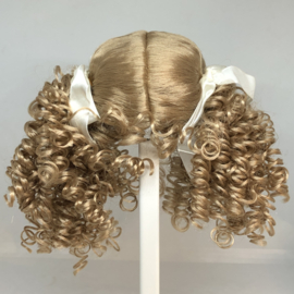 Poppen pruik kunsthaar omtrek 29 tot 31  cm, middenblond.