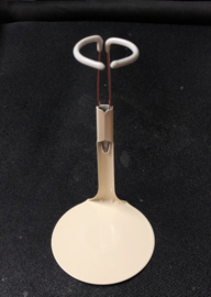 Metalen poppenstandaard met een 10 tot 15 cm hoge klem.