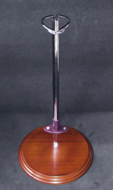 Vintage poppenstandaard hout + metaal met de klem op minimaal 26 cm hoogte en maximaal op 43 cm hoogte