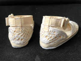 Katoenen  poppenschoentjes roomkleur 10,5 x 5  cm.