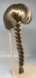 Poppen pruik kunsthaar omtrek 26 tot 28 cm middenblond.
