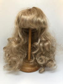 Poppen pruik kunsthaar omtrek 24 tot 36 cm, blond.