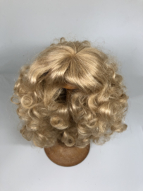 Poppen pruik kunsthaar omtrek 25 cm, blond.