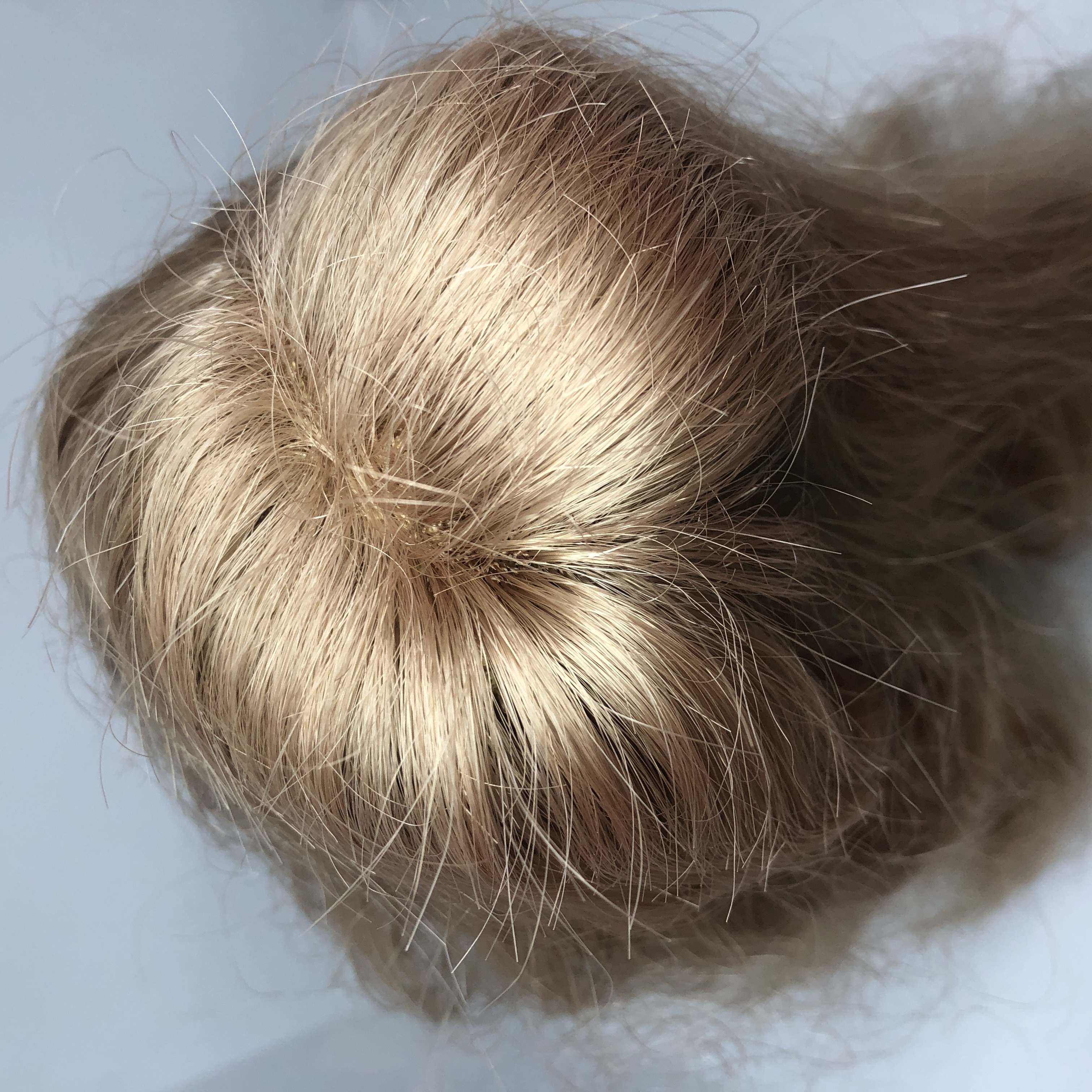 Poppen pruik kunsthaar omtrek 24 cm, blond.