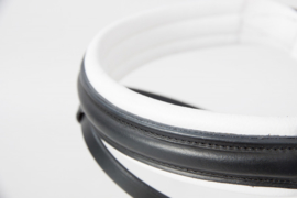 Wit onderlegd pull-back hoofdstel