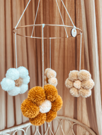 Pompom Daisy Mobile