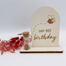 Houten kaartje Hap-bee birthday en bloembommetjes