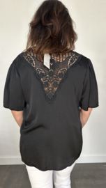 Satijn look shirt met kant op de rug zwart