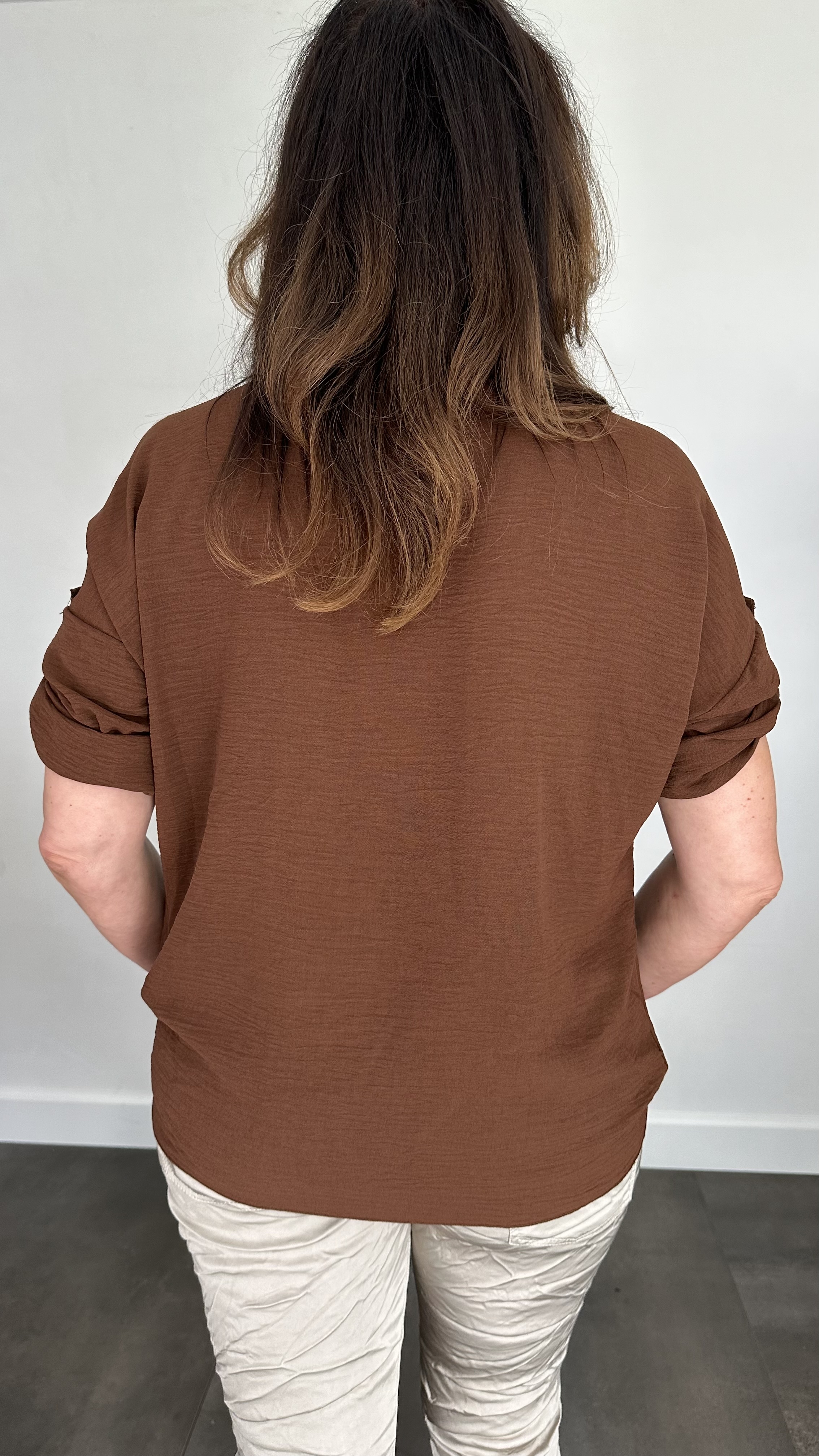 Blouse tessy met knoop donker bruin