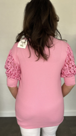 Truitje met v-hals en kanten pofmouw pink