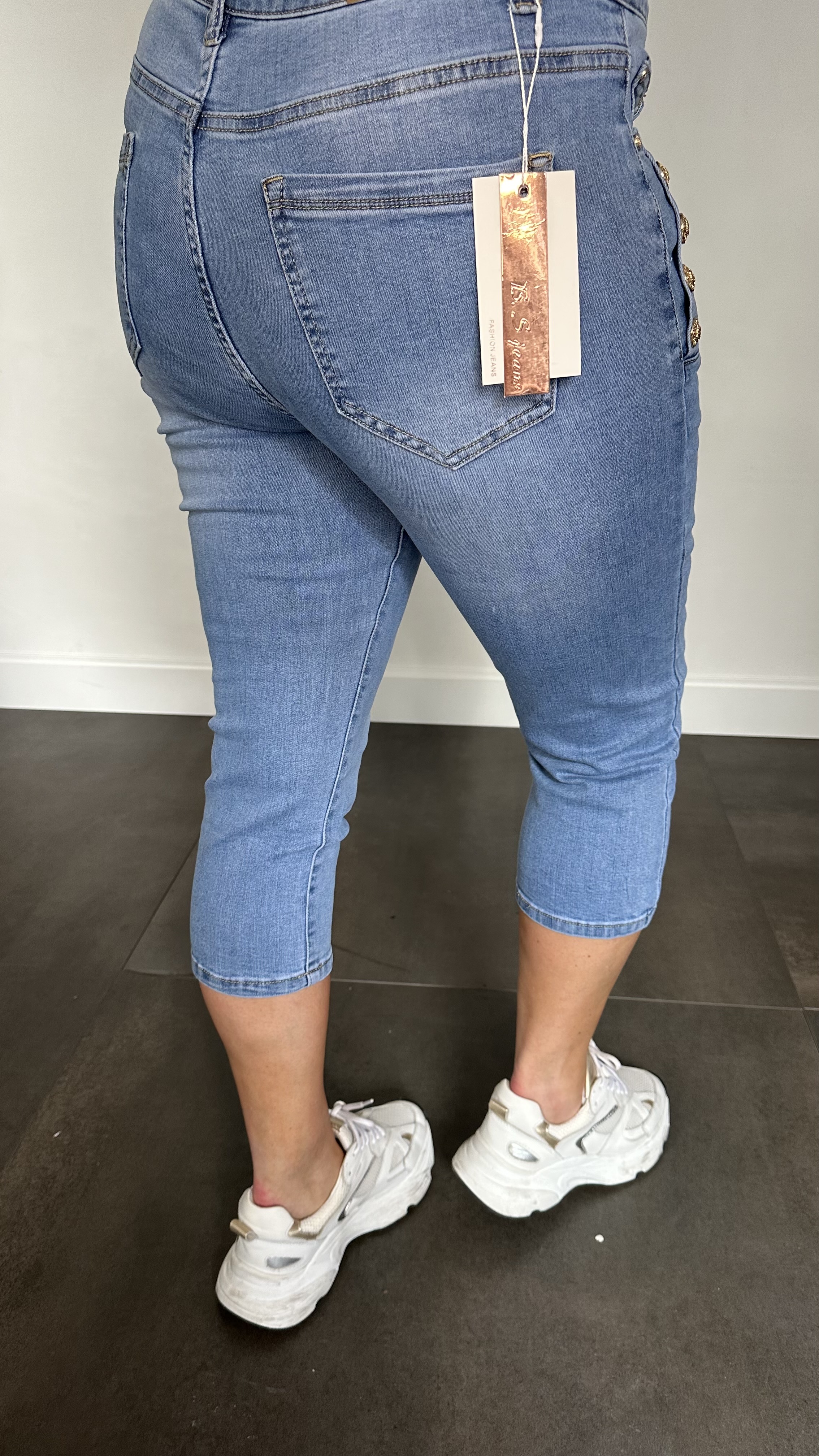 Capri stretch jeans met knopen langs de zak