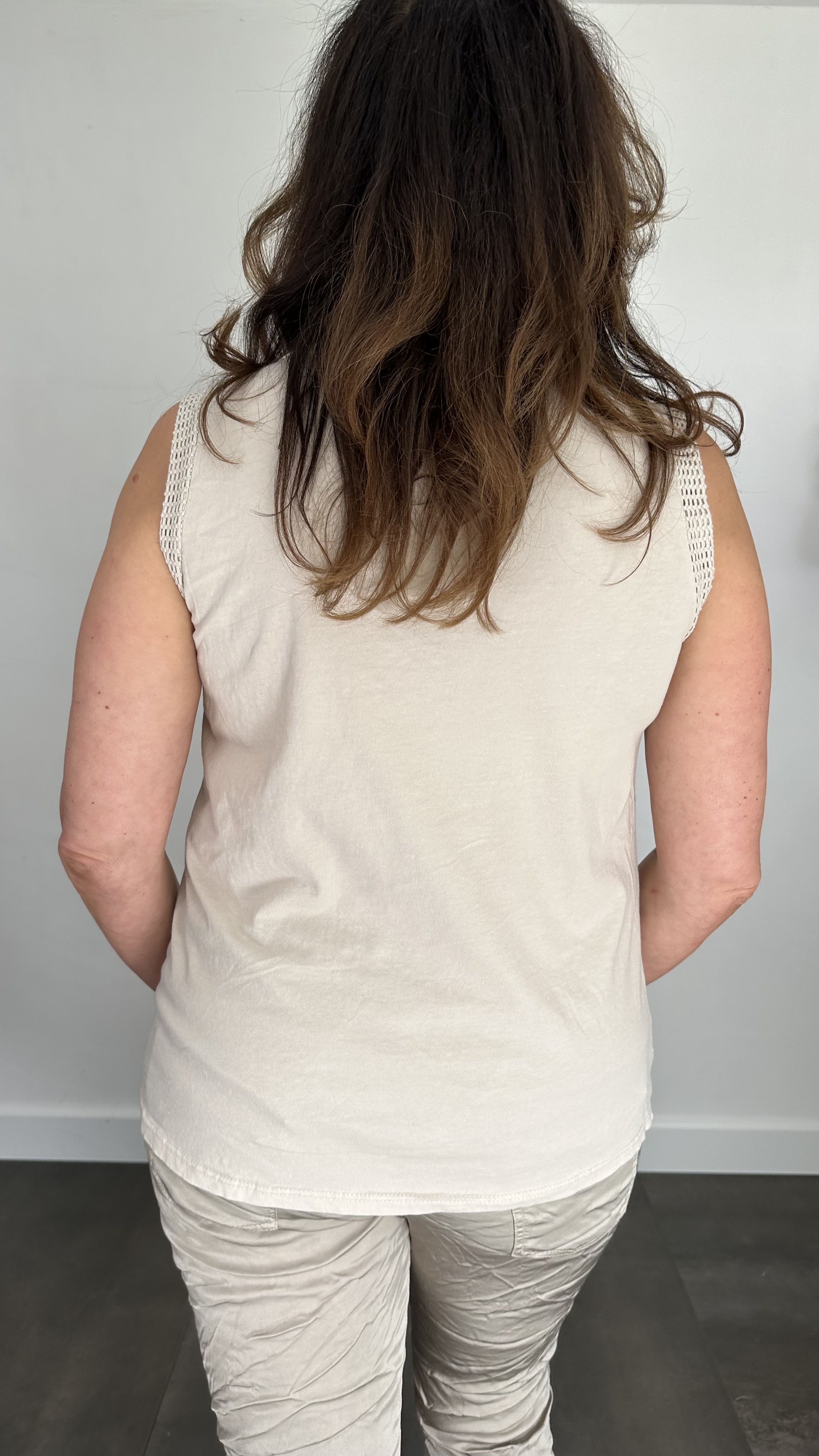 Mouwloze top broderie zand