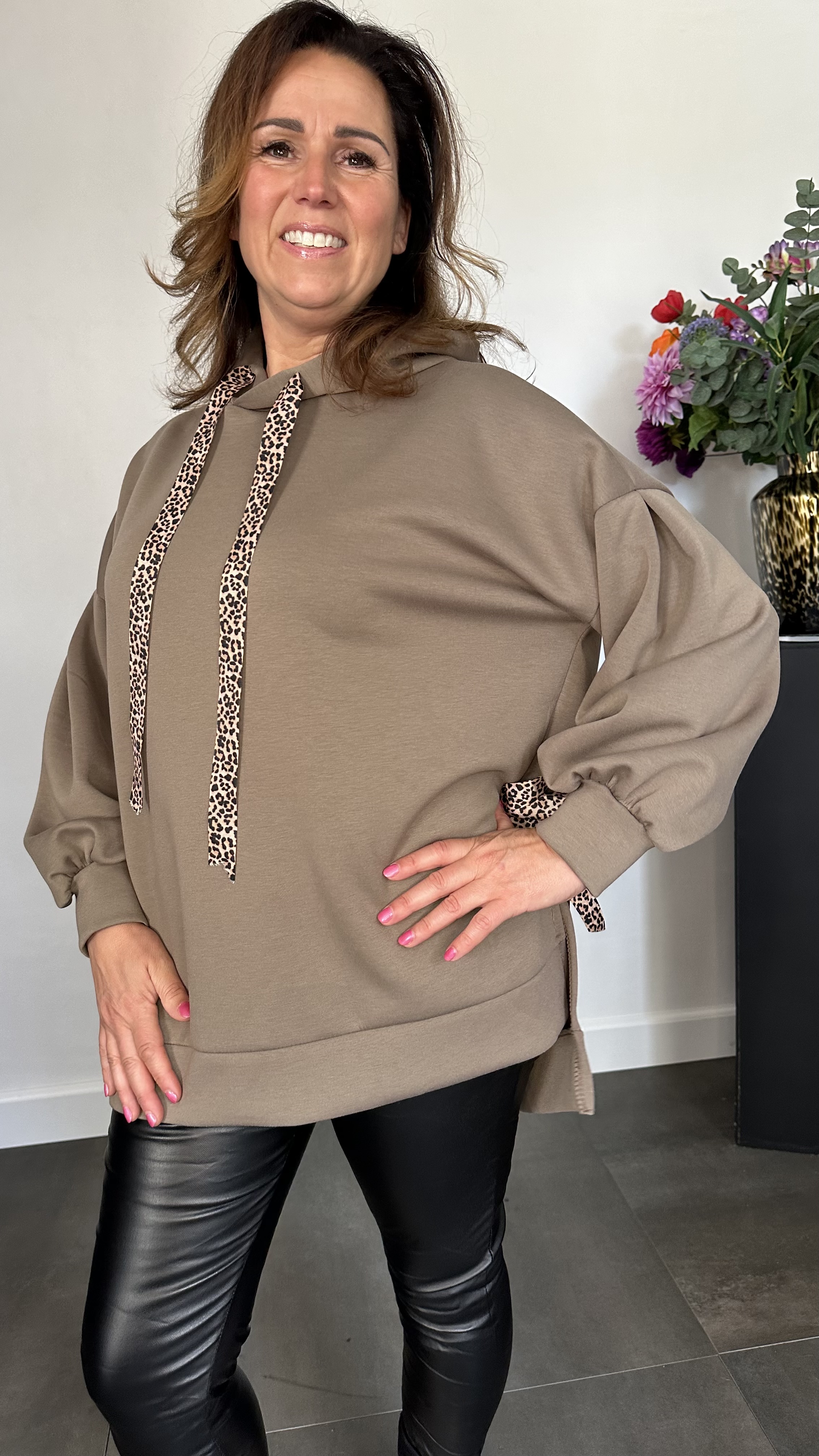 Sweater met capuchon en panter strikken taupe