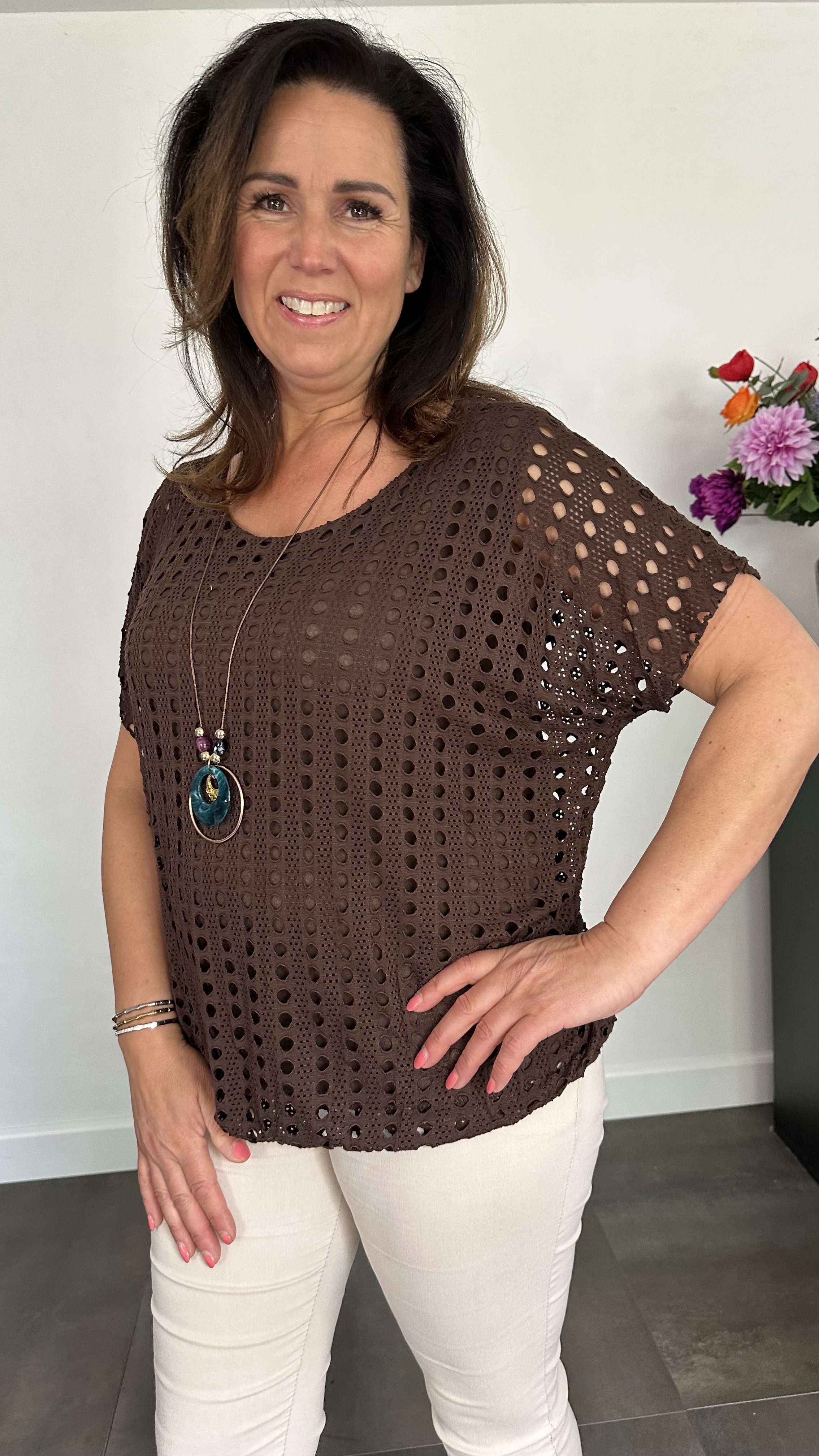 Shirt Lara met ketting donker bruin