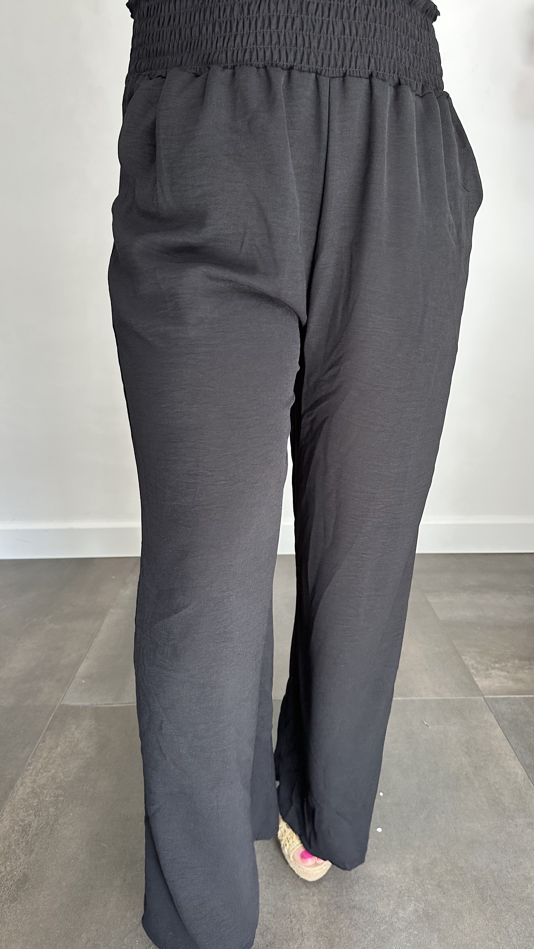Crepe broek met gesmokte tailleband zwart
