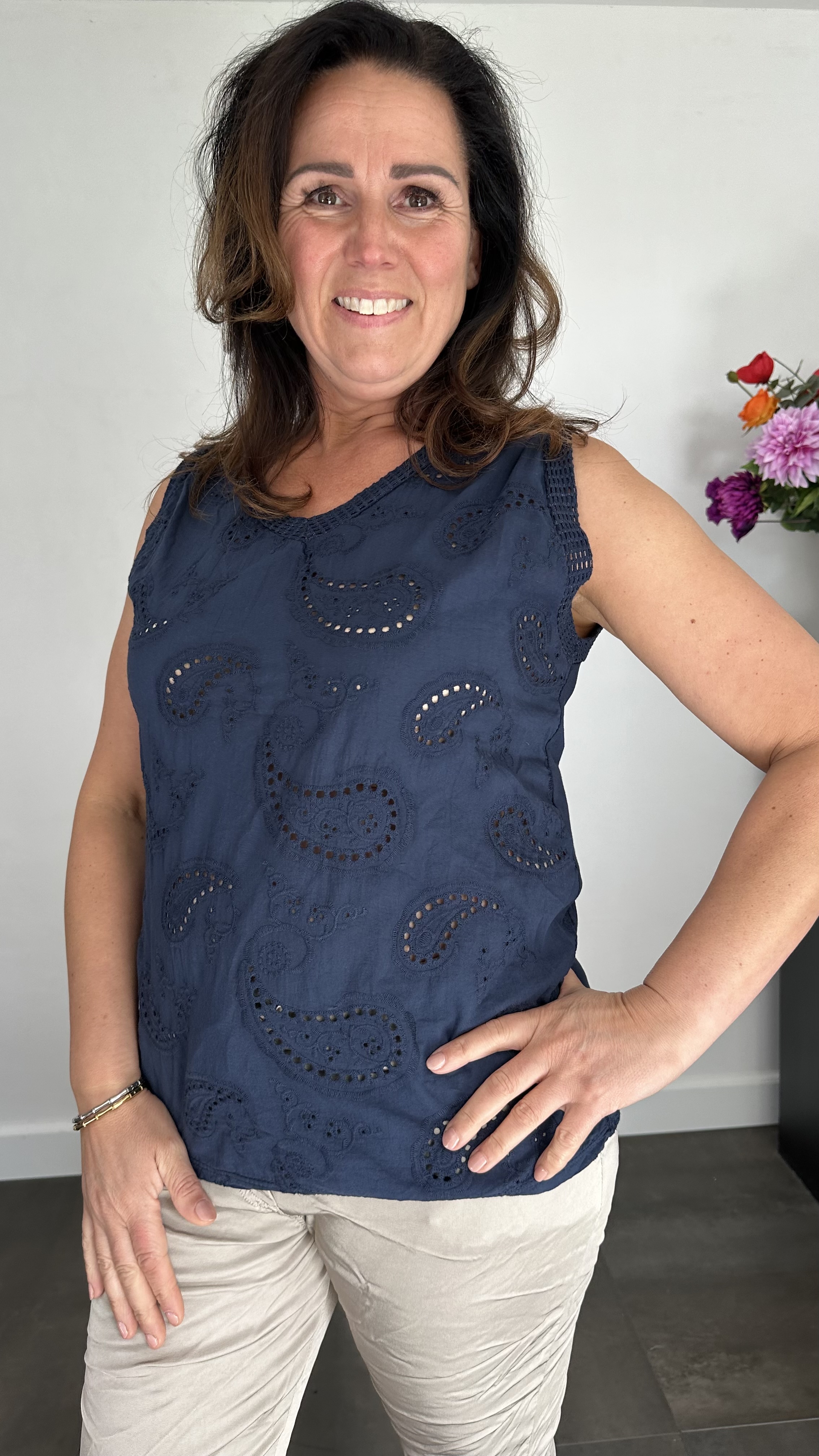 Mouwloze top broderie marine