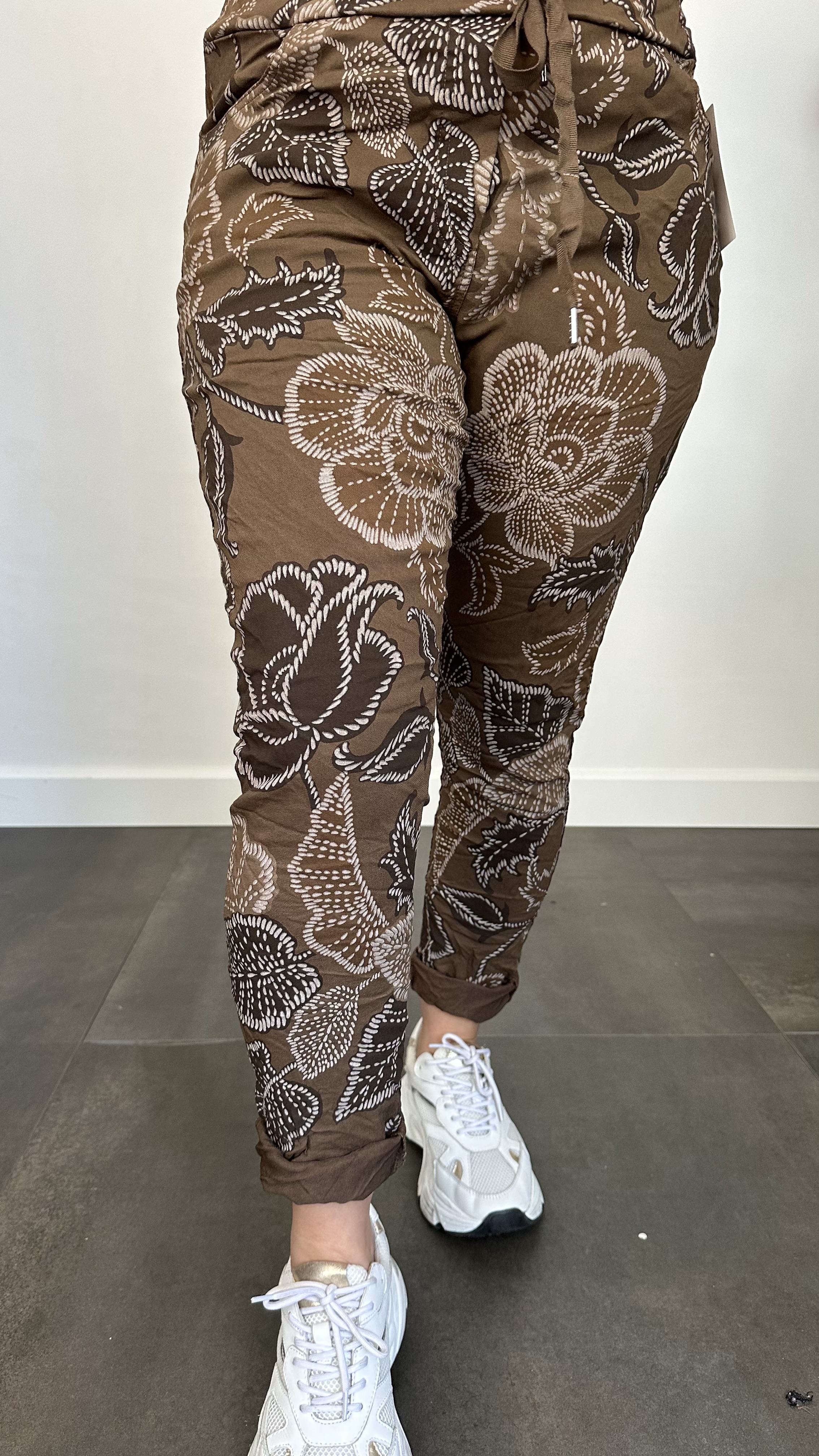 Joggjeans Feline gebloemd donker bruin