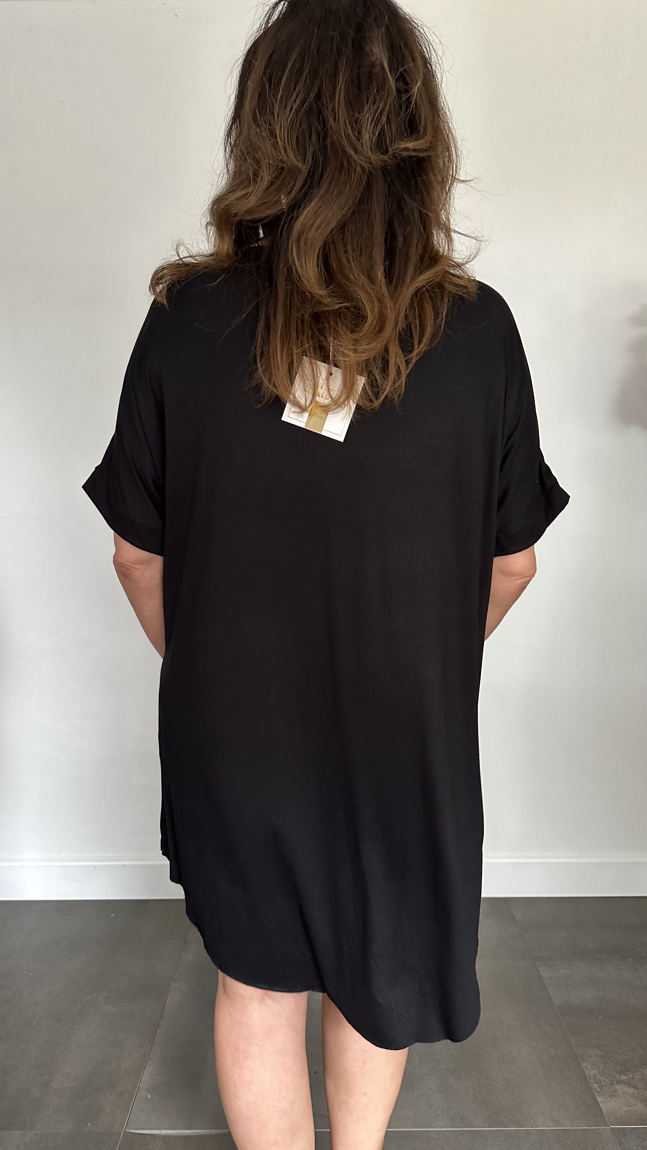 T-shirtjurk met ketting zwart