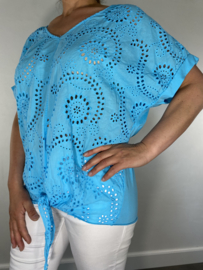 Opengewerkte blouse met knoop turquoise