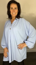 Tuniek met knoopjes crepe +SIZE ijsblauw