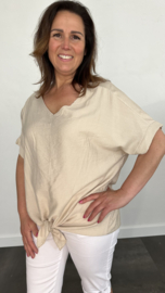 Top met gehaakt detail op de rug zand