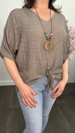 Blouse Silke met knoop+ ketting Taupe