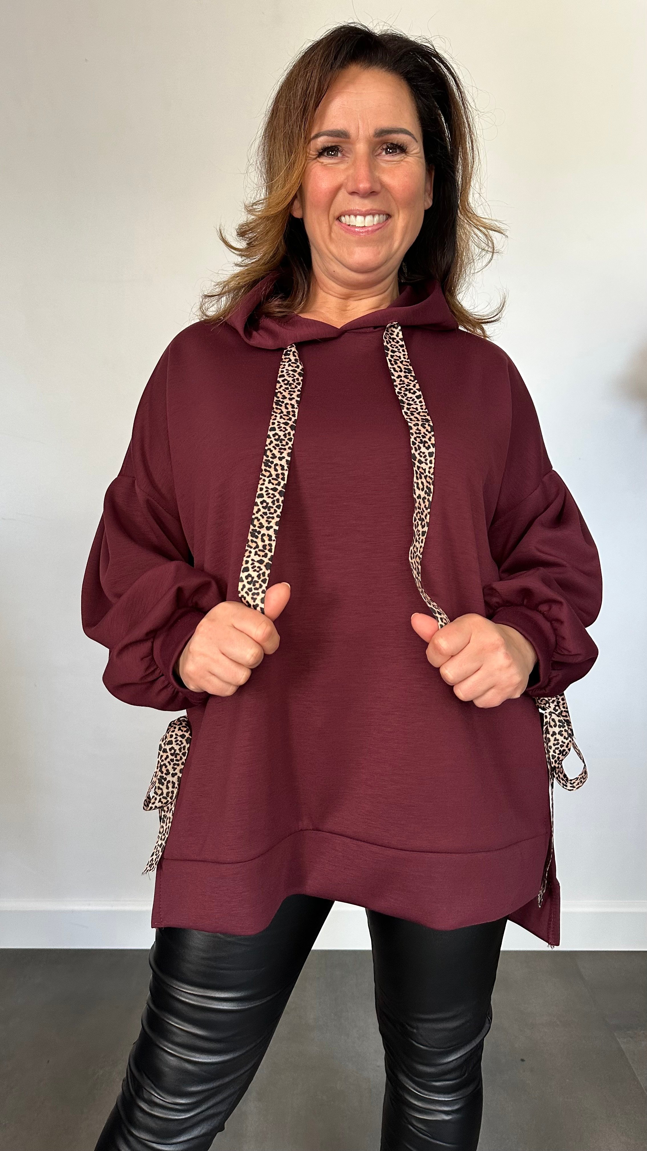 Sweater met capuchon en panter strikken wijnrood