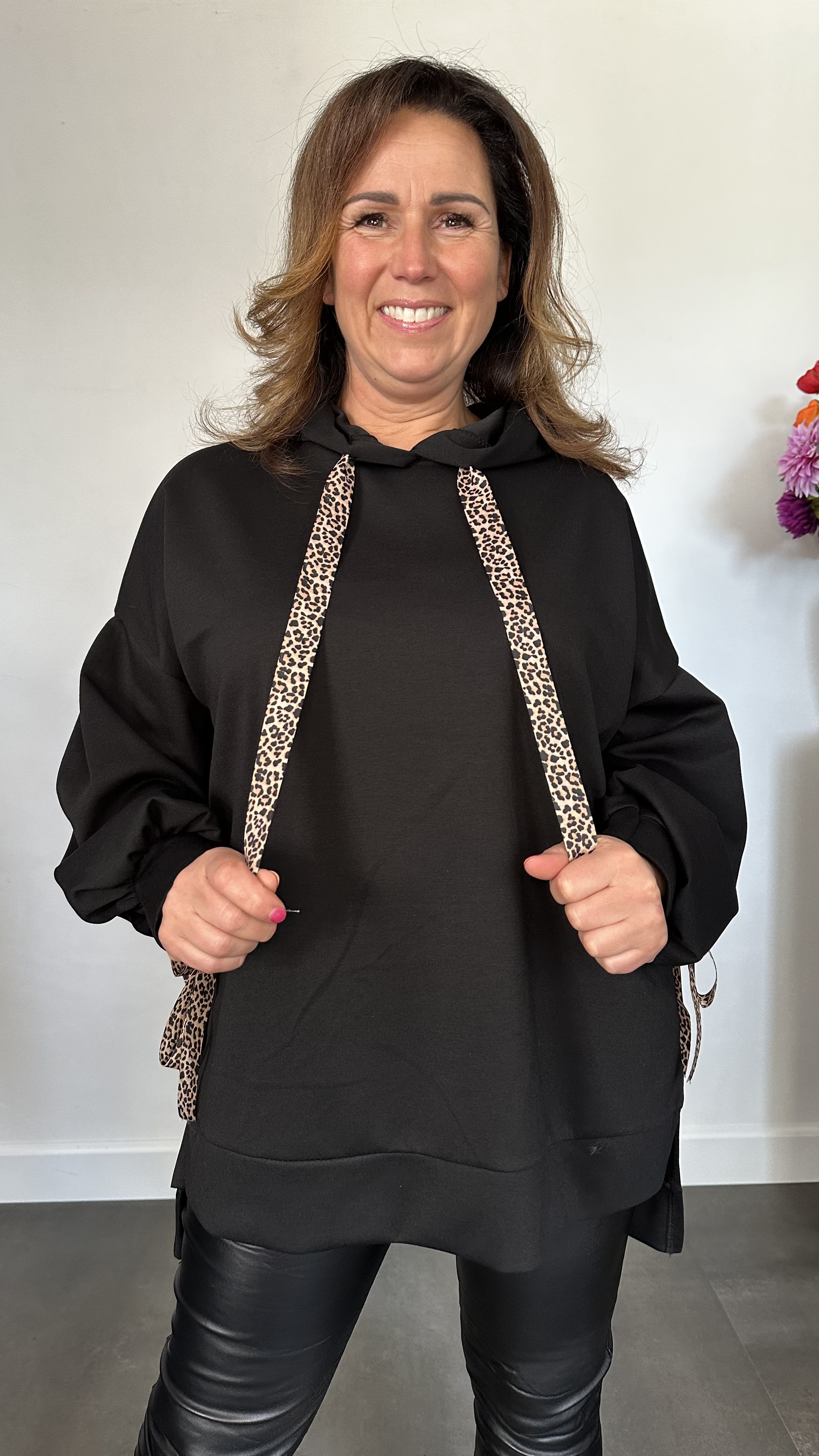 Sweater met capuchon en panter strikken zwart