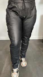 Cargo joggjeans leatherlook coating zwart