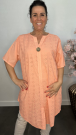 Broderie tuniek met knoop Koraal