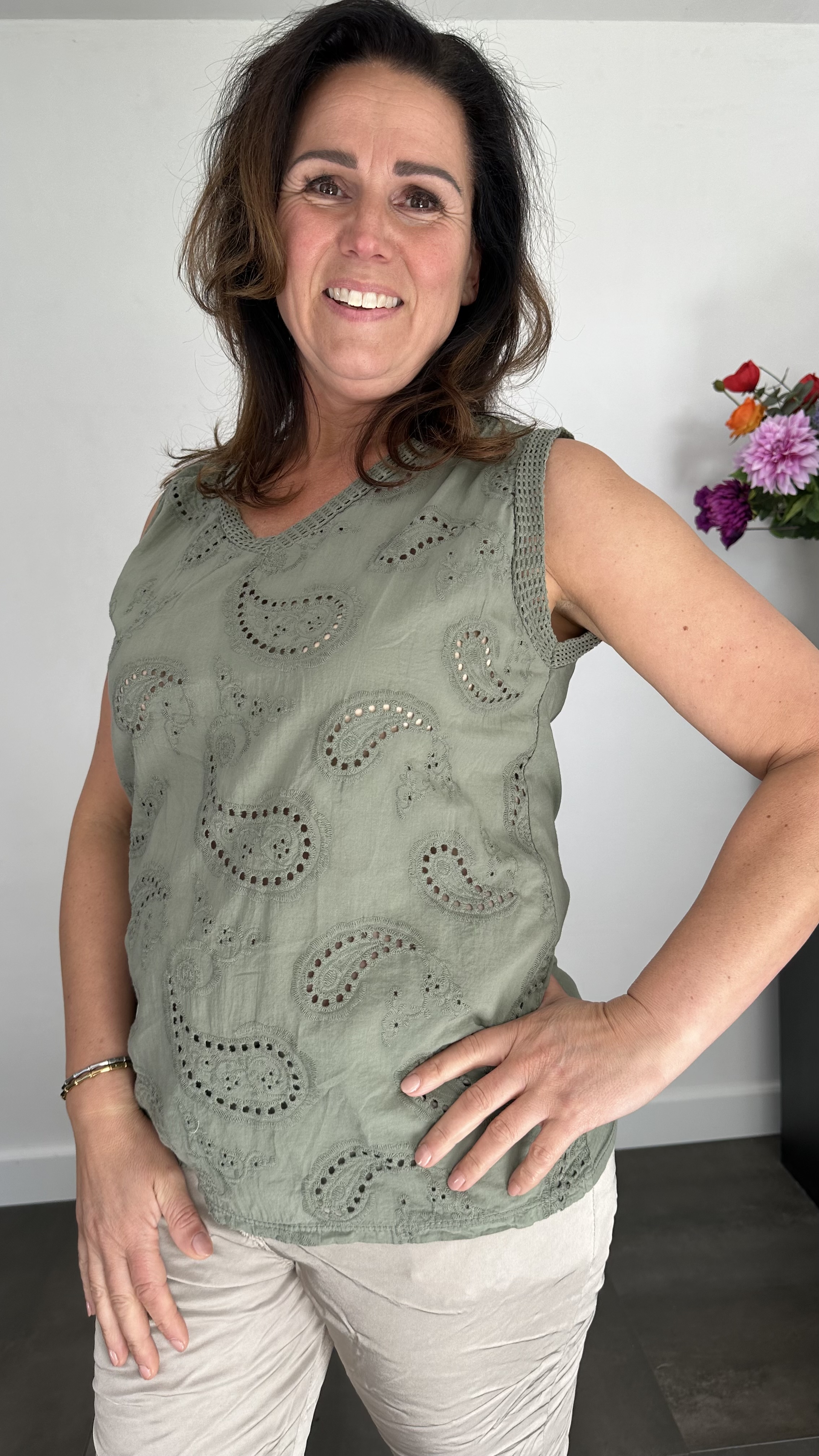 Mouwloze top broderie army