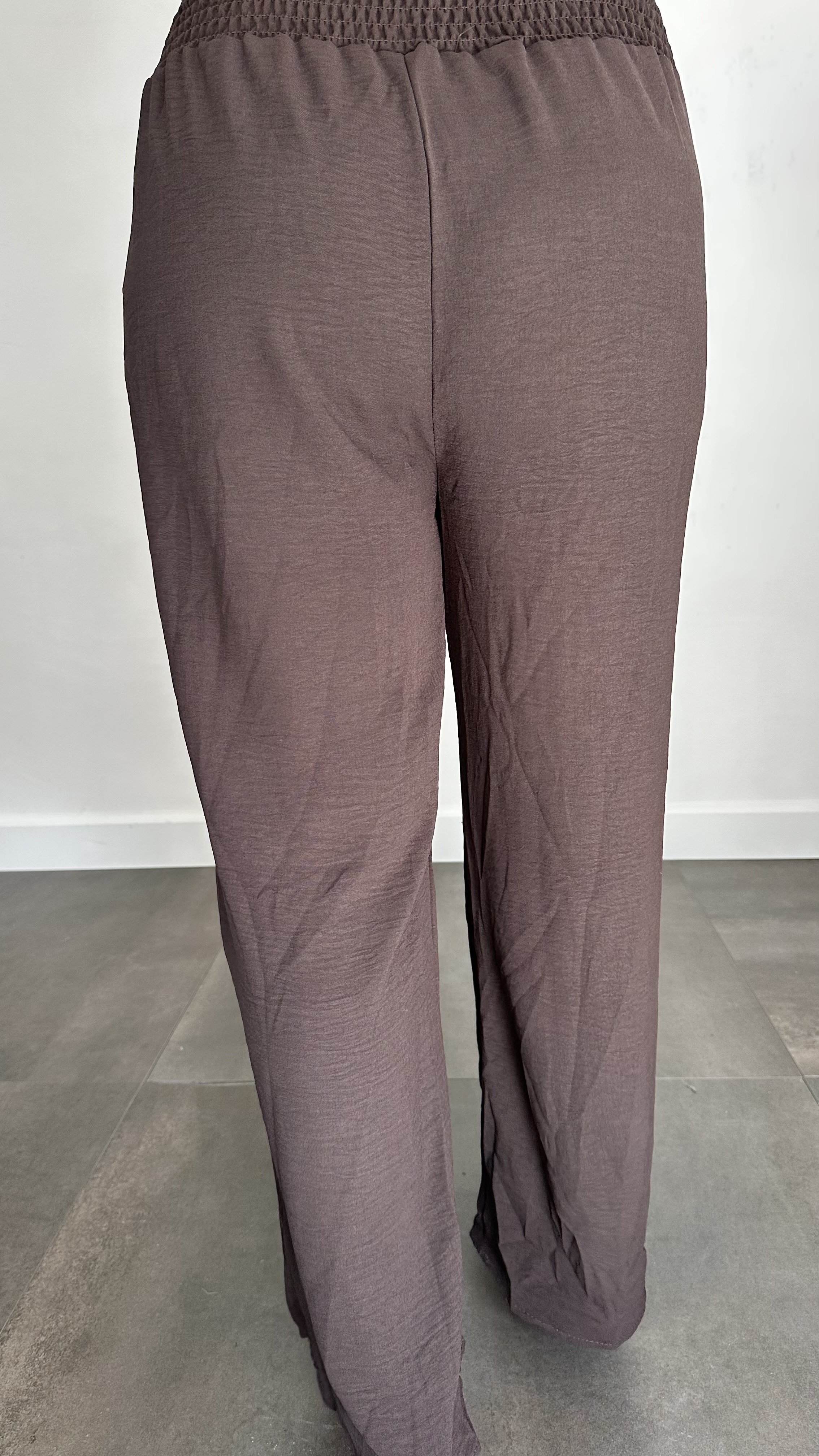 Crepe broek met gesmokte tailleband donker bruin