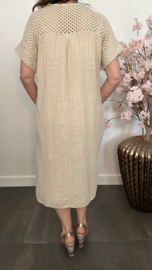 Linnenlook jurk met gehaakt kant Zand