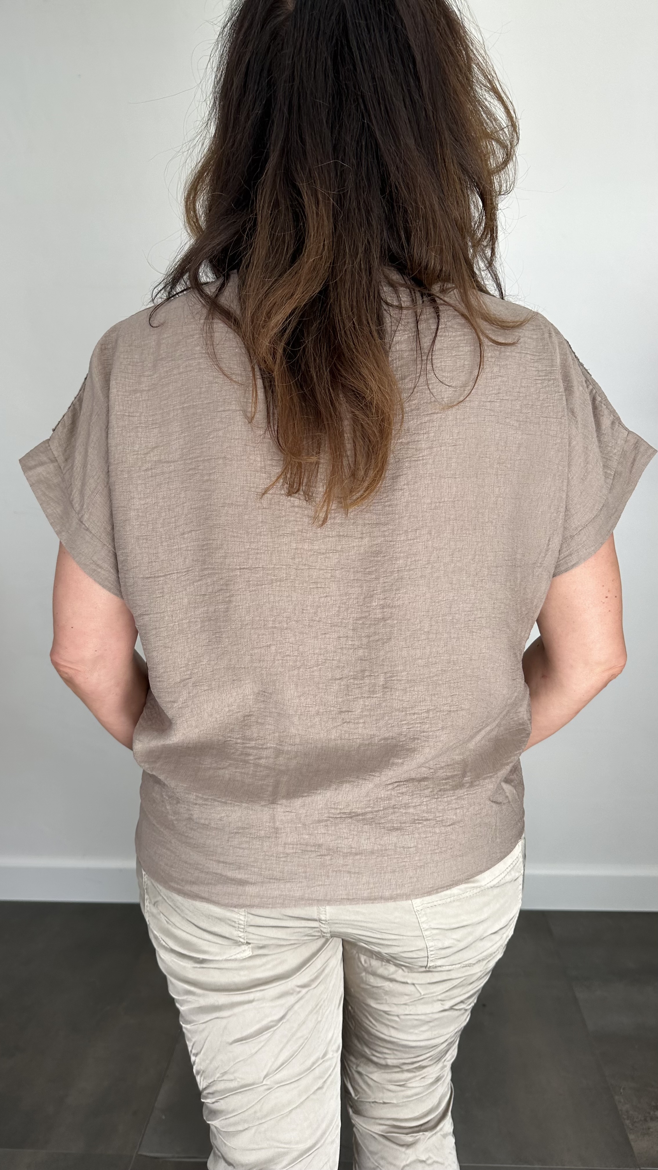 Top met knoop geborduurd taupe