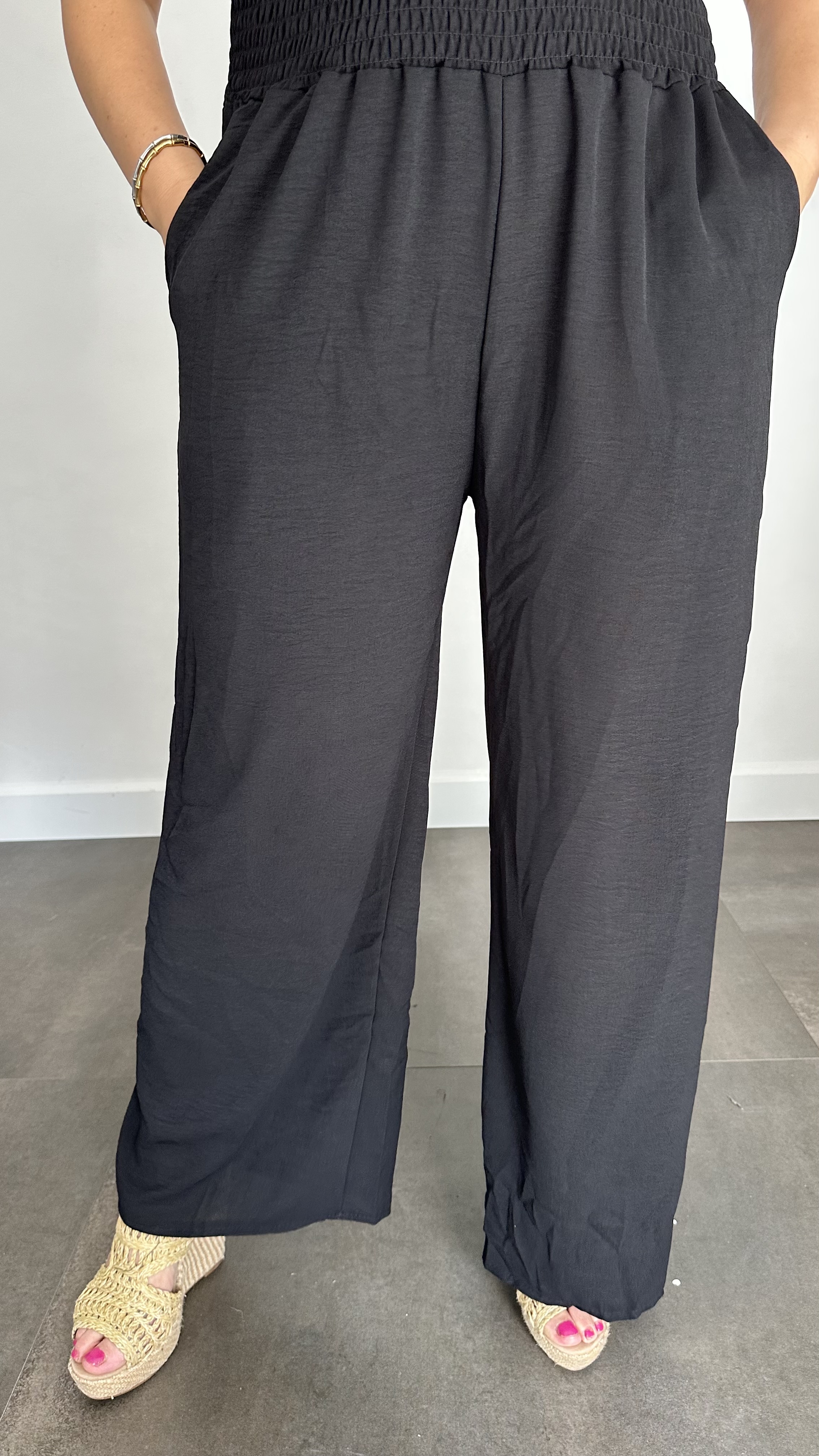 Crepe broek met gesmokte tailleband zwart