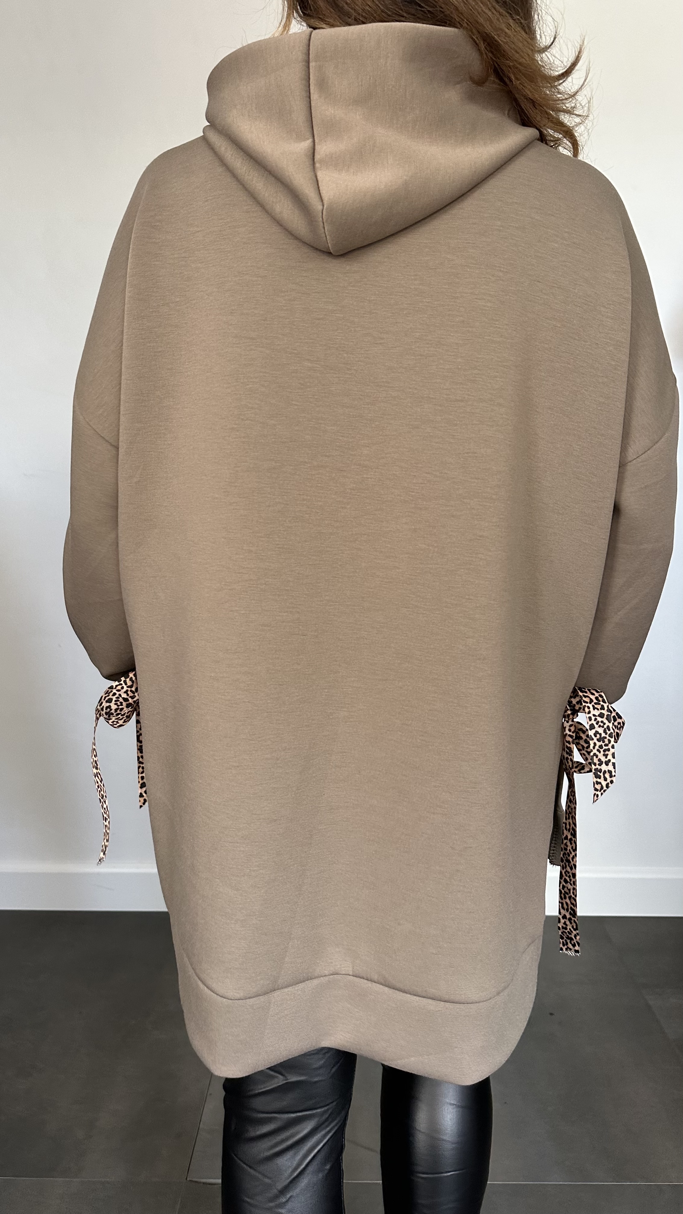 Sweater met capuchon en panter strikken taupe