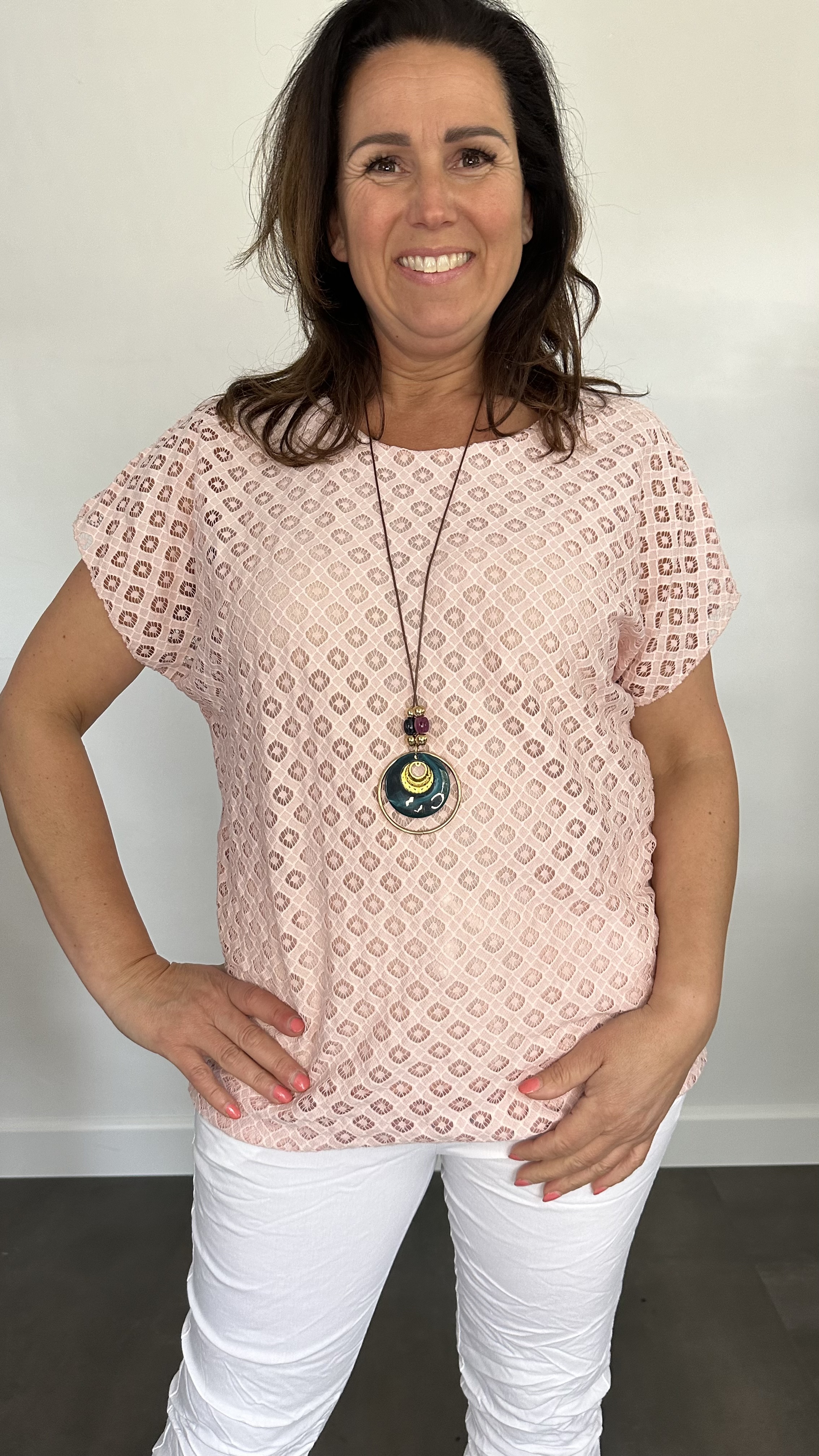 Shirt Joann met ketting roze