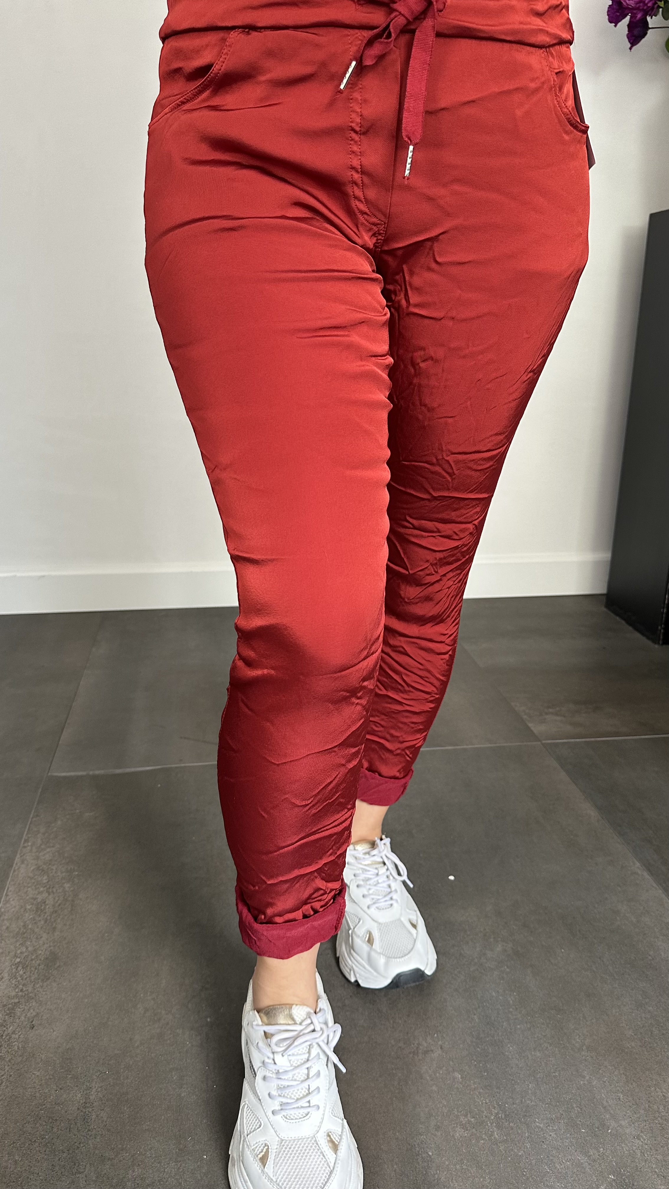 Joggjeans met glans bordeaux rood